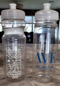 Lote/2 Botellas Deportivas Acrílicas Agua Grip-n-Sip Agua/Bebidas Frías con Tapas; 24 Oz/8" - Imagen 1 de 24
