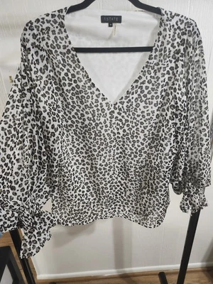 Blusa Estampado Animal 1 Estado M Blanca Estampado Leopardo Mediana Cuello en V Blusa  Foto 1 de 4