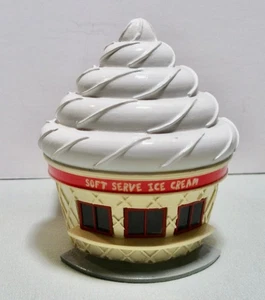 Bachmann Industries "Soft Serve Ice Cream" Stand 2013 ( 4"L x 2 1/2"W x 3"H ) - Picture 1 of 7