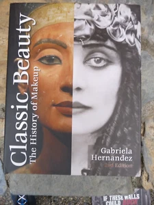 Classic Beauty : The History of Makeup, HC DJ by Hernandez SIGNED - Foto 1 di 6