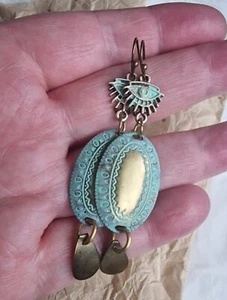 Orecchini lunghi fatti a mano riciclati Verdigris oro verde hippie boho etnici riciclati - Foto 1 di 5