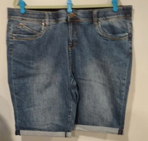 Avenue Women's Short Roll Cuff Denim Shorts Medium Wash Size 20 NWT - Picture 1 of 4