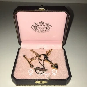 🐼💦 Juicy Couture 🐼💦 Gold Heart Signature Charm Toggle Bracelet 🐼 D52 - Picture 1 of 7