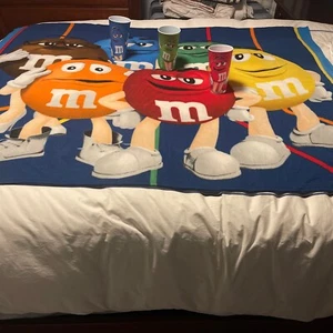 M&M Fleece Blanket with all M&M Characters + 3 M&Ms large holographic tumblers - Picture 1 of 14