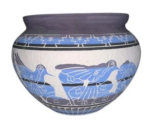 Jarrón de cerámica firmado por Ernest John navajo hecho a mano 6”x 7,5” colibrí azul púrpura - Imagen 1 de 8