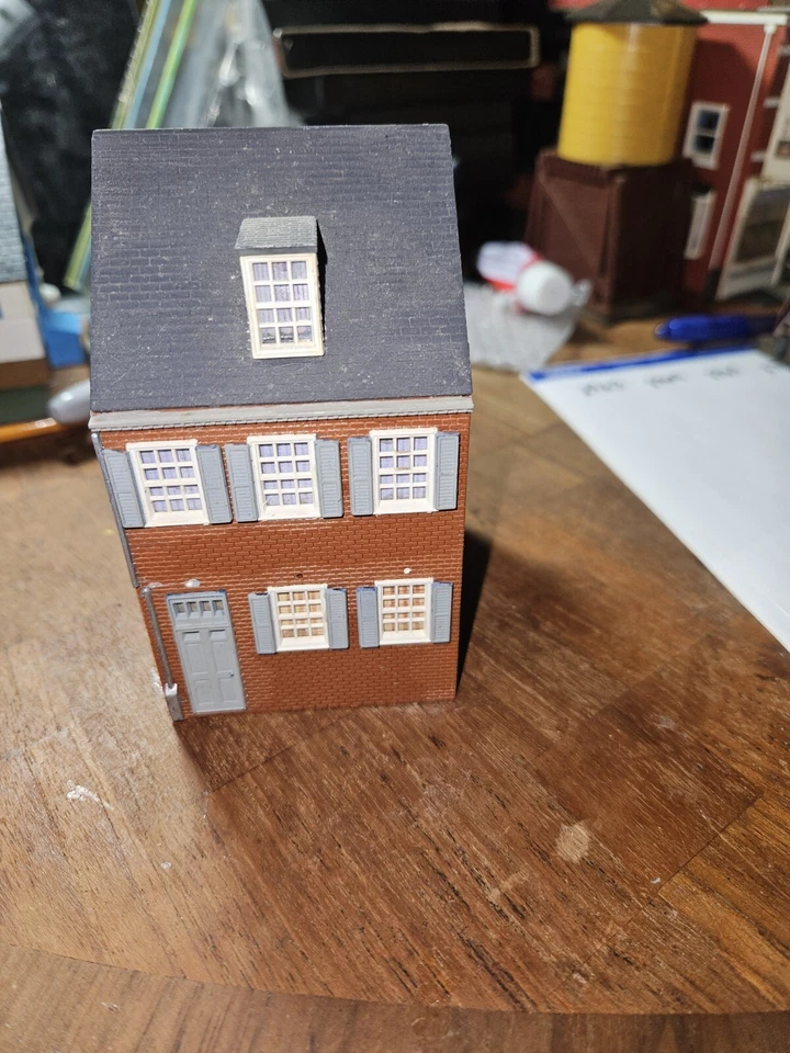 CASA GIRO CIDADE DE 2 ANDARES, MARROM (inv 8753) - Imagem 1 de 4