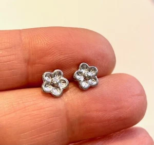 Flower - Pair of Stud Earrings - Hypoallergenic Steel - GIFT BOXED - Picture 1 of 2