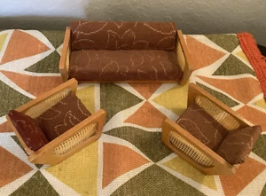 Mid Century Modern Polstersofa & Sessel mit Korbgeflecht ~ Puppenhaus Miniaturen - Bild 1 von 8