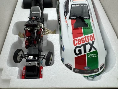 Action John Force 嘉实多复古液体颜色 2008 福特野马 NHRA 有趣汽车 — 第 1/4 张图片