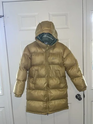 Jaqueta Parka de Inverno Nike Kids XL Therma-FIT Repel Puffer com Capuz Dourada FD2842-723 - Imagem 1 de 4