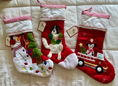 NUEVO CON ETIQUETAS Pottery Barn Medias de Navidad Muñeco de Nieve Luces, San Bernardo, Perro en Camión de Bomberos Foto 1 de 4