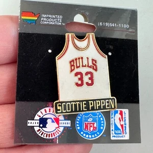 Vintage Scottie Pippen Chicago Bulls Jersey Lapel Pin New on Card NOS 33 NBA - Picture 1 of 3