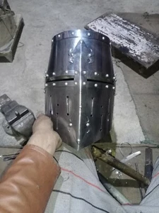 Knight helmet - Picture 1 of 3