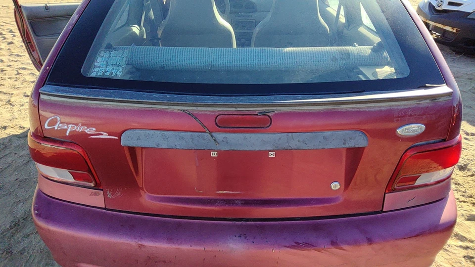 Alerón trasero Ford Aspire 1994-1997 OEM F4BZ6144210C Foto 1 de 4