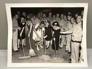 Foto moral vintage 5x4 evento de baile USO de soldados y mujeres de la Segunda Guerra Mundial años 40 - Imagen 1 de 1