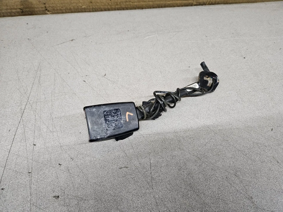 Пряжка переднего левого ремня безопасности для Volkswagen Passat 2012-2015 годов выпуска от оригинального производителя. - Изображение 1 из 2