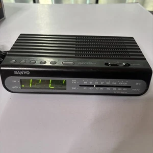 Sanyo RM-5009 Alarm Clock Am/FM Radio - Picture 1 of 10
