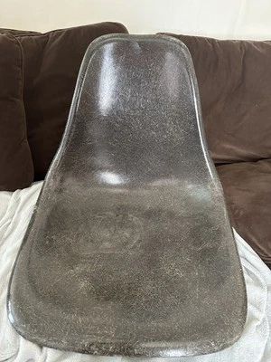 Silla de mediados de siglo con carcasa de fibra de vidrio moldeada negra Foto 1 de 4