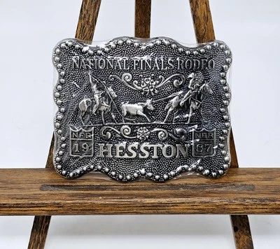 Hebilla de cinturón Hesston Rodeo 1987 nueva envoltura original finales nacionales sin precio base de colección  Foto 1 de 4