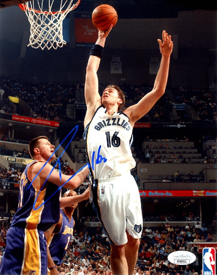 Foto autografiada firmada por PAU GASOL 8x10 con certificado de autenticidad JSA Grizzlies Lakers Bulls  Foto 1 de 1