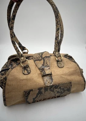 Bolso Clever Carriage Company Boho Arpillera Piel de Serpiente Cuero Repujado Textura Mixta Foto 1 de 4