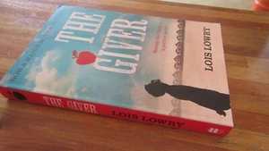 The GIVER ~ Lois Lowry. #1 en serie incluye notas 1st sc 2014 AQUÍ en MELB - Imagen 1 de 12