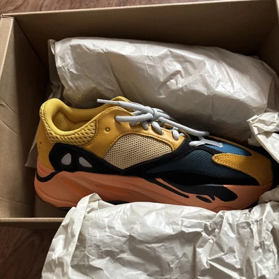 Yeezy Boost 700 - Imagem 1 de 4