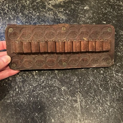 Antiguo paquete de balas de cuero mecanizado estampado con 18 diseños de osos Foto 1 de 4