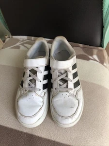ADIDAS BOYS SIZE 2:5 WHITE LEATHER TRAINERS - Picture 1 of 6