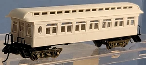 N Athearn 11860 50' Overland Undecorated Sleeper (knuc cplrs mtl whl) - Picture 1 of 6
