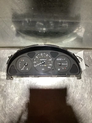 96275917AP 99 00 01 DAEWOO LANOS 169K INSTRUMENT CLUSTER SPEEDOMETER GAUGES 8261 - Image 1 of 4