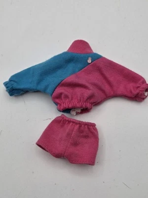 85 Barbie So Active Fashions Patrón Muñeca Sudadera Rosa Azul 2233 y Pantalones Cortos Foto 1 de 4