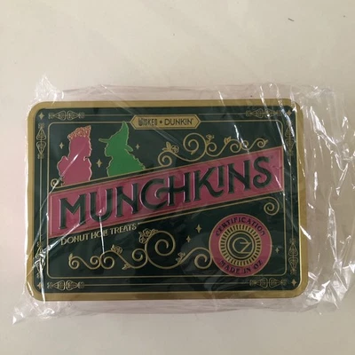 DUNKIN x WICKED Munchkin Tin Glinda & Elphaba Rosa & Verde 🩷💚 Feito em Oz - Imagem 1 de 2