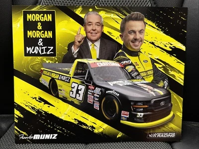 Tarjeta de héroe Frankie Muniz #33 Morgan & Morgan & Muniz NASCAR Truck Series 2025 Foto 1 de 2