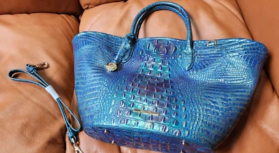 Bolso de Mano Brahmin XL Mira Cuero Dragón Azul Iridiscente Nuevo Sin Etiquetas con Cubierta Antipolvo Foto 1 de 4
