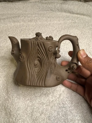 Mini tetera china Yixing de 2 oz tronco de árbol de arcilla púrpura hecha a mano con forma intrigante Foto 1 de 4