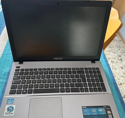 Pc notebook asus K550C in buone condizioni, resettato con batteria e alimentator - Immagine 1 di 4