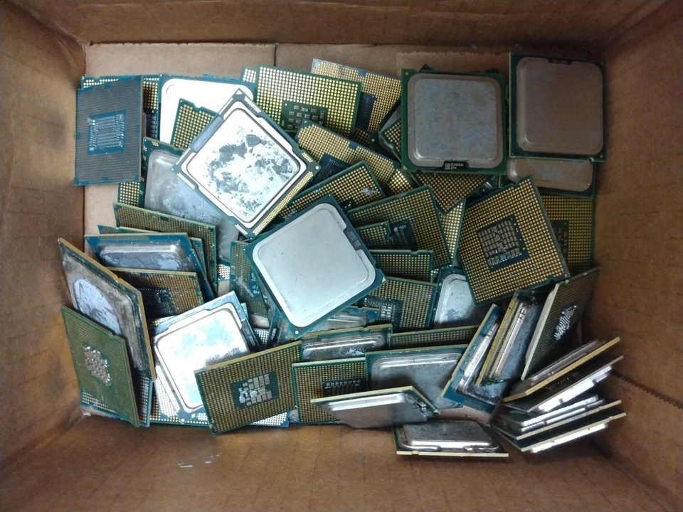 Lote mixto de procesadores CPU Intel sin pines de 3,55 lb para recuperación de chatarra/oro Foto 1 de 3