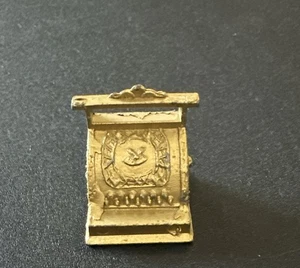 Máquina registradora vintage de metal pesado tono dorado miniatura para casa de muñecas - Imagen 1 de 2