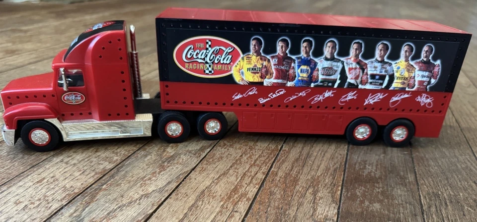 NASCAR Coca-Cola Racing Champion Hauler Truck 2002 (sem carros incluídos) 15 pol. - Imagem 1 de 4