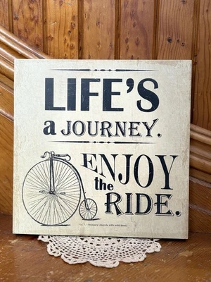 Letrero de pared de madera Living Quotes 'Life's a Journey-Enjoy the Ride' 9 7/8" x 9 7/8" Foto 1 de 4