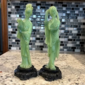 PAR de FIGURAS CHINAS Talladas en RESINA Imitación Verde Jadeíta Firmadas/Soportes de Madera - Imagen 1 de 7