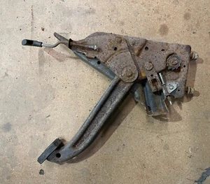 Conjunto de pedal de freno de estacionamiento de emergencia OEM Jeep Wrangler YJ CJ 76-91 - Imagen 1 de 2