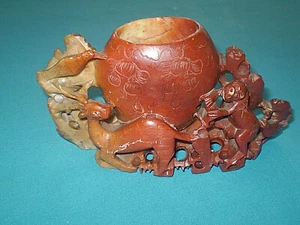 Antike Vase aus rotem Speckstein mit exotischen Tierfiguren - Bild 1 von 11