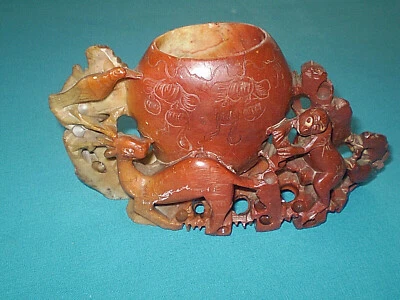 Антикварная ваза из красного мыльного камня с экзотическими фигурками животных - Изображение 1 из 4