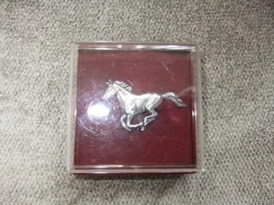 Insignia prendedor miniatura de peltre calidad caballo vintage firmada R marrón en la parte posterior - Imagen 1 de 3