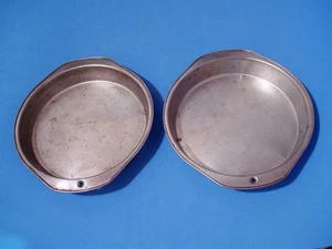 LOT OF TWO VINTAGE CAKE PANS ROUND 9"x 1 1/2" STEEL - Picture 1 of 6