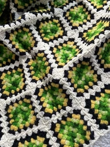 Vintage Handarbeit Granny Square gehäkelt afghanisch Überwurf weiß/grün/gelb/schwarz 50x52" - Bild 1 von 8