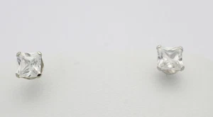 Pendientes de tachuelas de zirconia cúbica cuadrados pequeños clásicos de oro amarillo de 10 K 0,3 g GG32 - Imagen 1 de 1