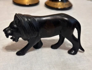 Männlicher König der Löwen handgeschnitzt in Ebenholz Holz, schwarz, 3 Zoll groß. Vintage - Bild 1 von 10